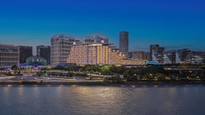 Un hôtel moderne doté d’une architecture originale, situé près du bord de l’eau.