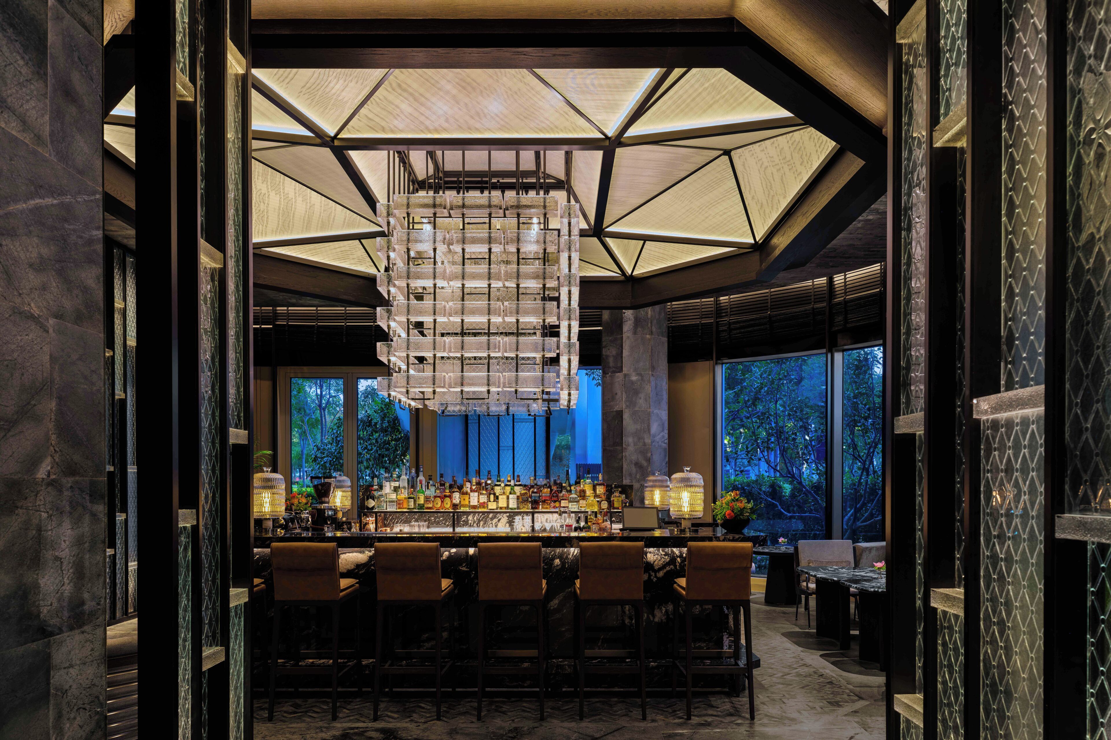 4 restaurants; lunch, dinner and brunch served 