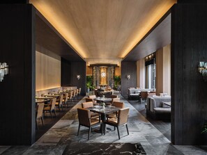 4 restaurants; lunch, dinner, and brunch served - Waldorf Astoria Shanghai Qiantan (Shanghai)