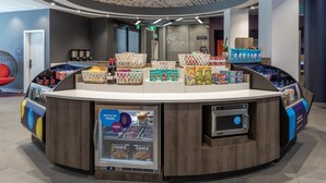 Un quiosco de autoservicio con diversas opciones de bebidas y aperitivos.