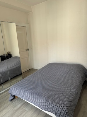 2 habitaciones, tabla de planchar con plancha, wifi y ropa de cama