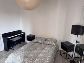 2 عدّة غرف نوم ومكواة/لوح كي وواي فاي وملاءات أسرّة