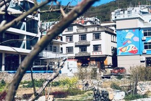 Un immeuble à plusieurs étages avec un restaurant situé au rez-de-chaussée.