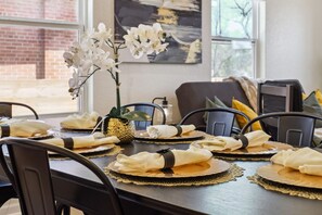 House | 4 bedrooms - Sleek 4BR 3BA Urban Living w Downtown Views (San Antonio)