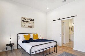 House | 4 bedrooms - Sleek 4BR 3BA Urban Living w Downtown Views (San Antonio)