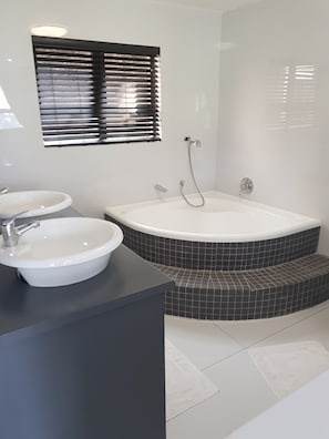 Chambre Familiale, balcon, vue lac | Salle de bain