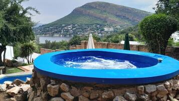Piscina externa, guarda-sóis, espreguiçadeiras