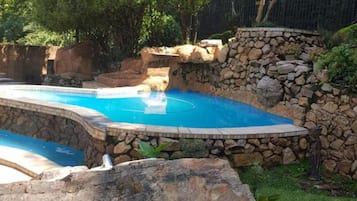 Piscina externa, guarda-sóis, espreguiçadeiras