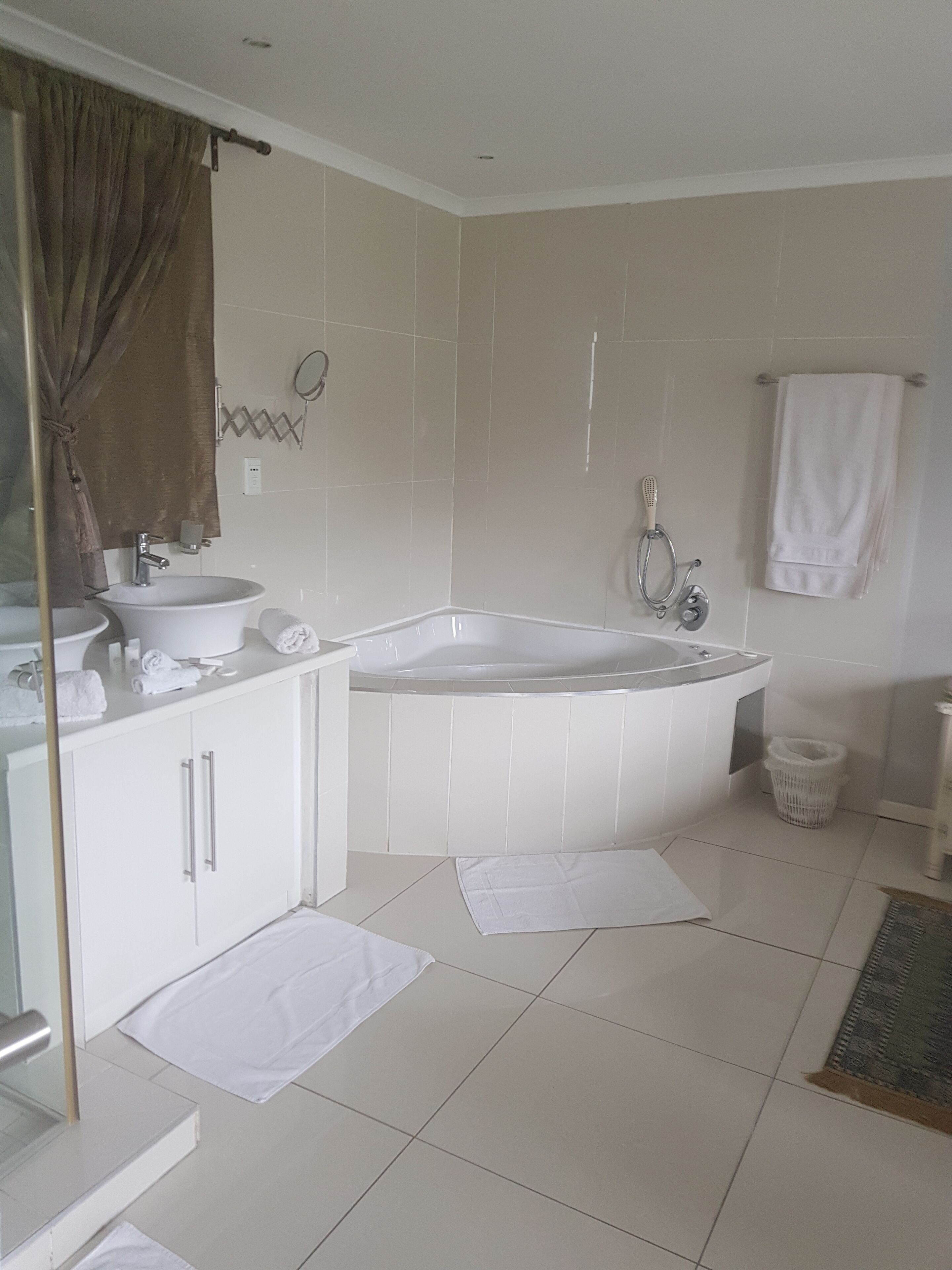 Un baño con bañera, lavamanos y ducha.