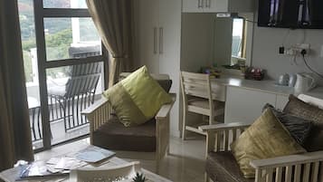 Ático familiar, balcón, vistas al lago | Zona de estar