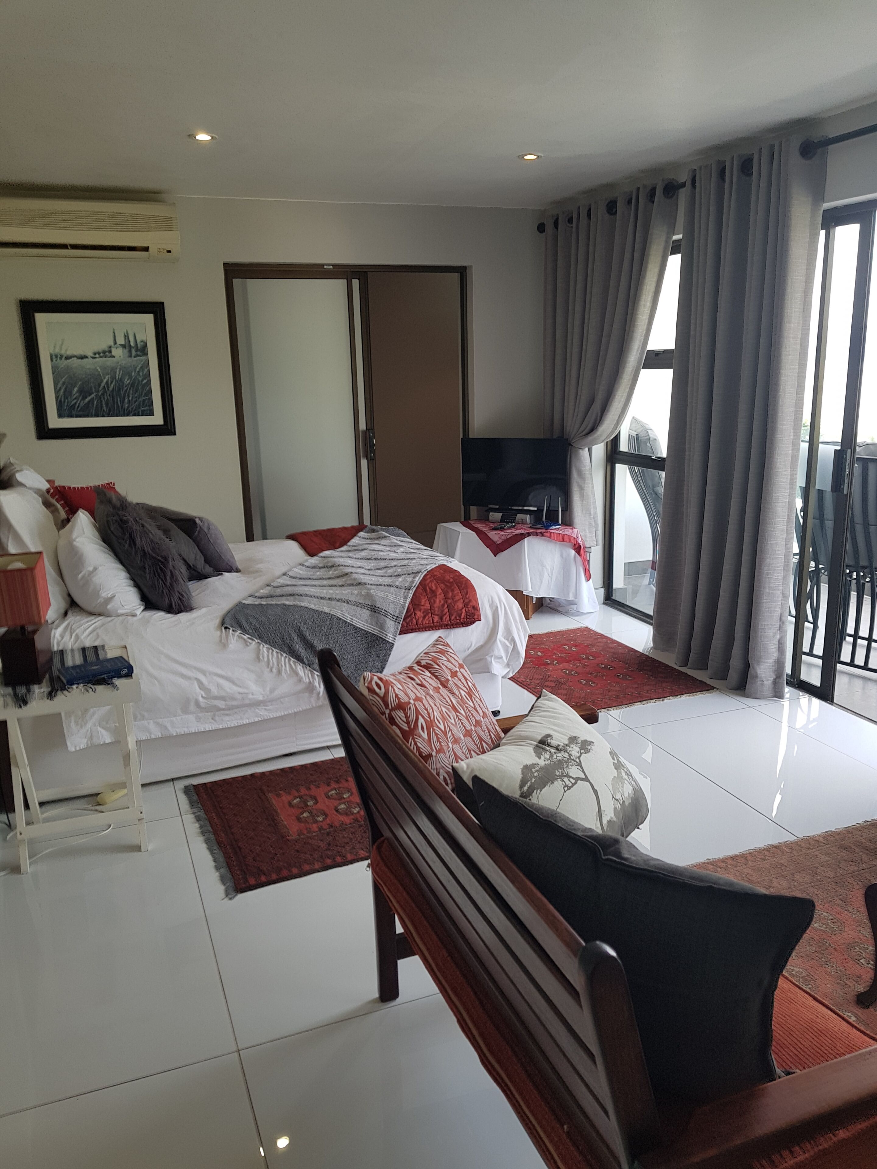 Quarto casal ou duplo superluxo, sacada, vista para o lago | Cofres nos quartos, cortinas blackout, Wi-Fi de cortesia