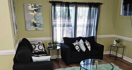Charming 3-bedroom, 3-full bathroom house three minutes from downtown Savannah