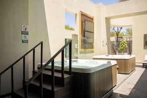 Outdoor spa tub - Hotel Hacienda Aguacaliente (Tijuana)