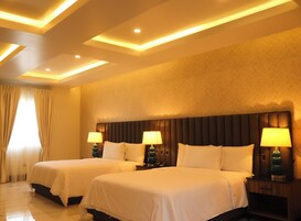 Habitación de lujo doble | Espacio para trabajar con un portátil y cortinas opacas