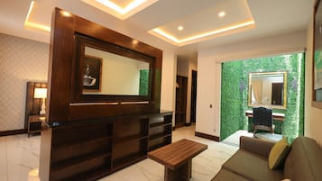 Junior-Suite | Laptopgeeigneter Arbeitsplatz, Verdunkelungsvorhänge