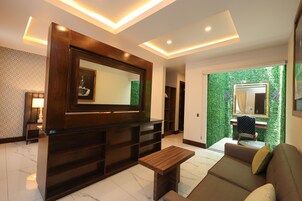 Junior Suite | Laptop workspace, blackout drapes, iron/ironing board, free WiFi