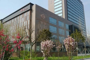 Un edificio moderno con un cartel que dice 'Qingdao University'.