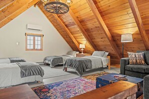 3 bedrooms, travel cot, WiFi, bed sheets - Black Deer Cabin- a cozy real cabin feel a block from the lake, boho rustic vibe (Pocono lake)