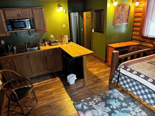 The Yukon, The Yukon Cabin Room w/ Suana