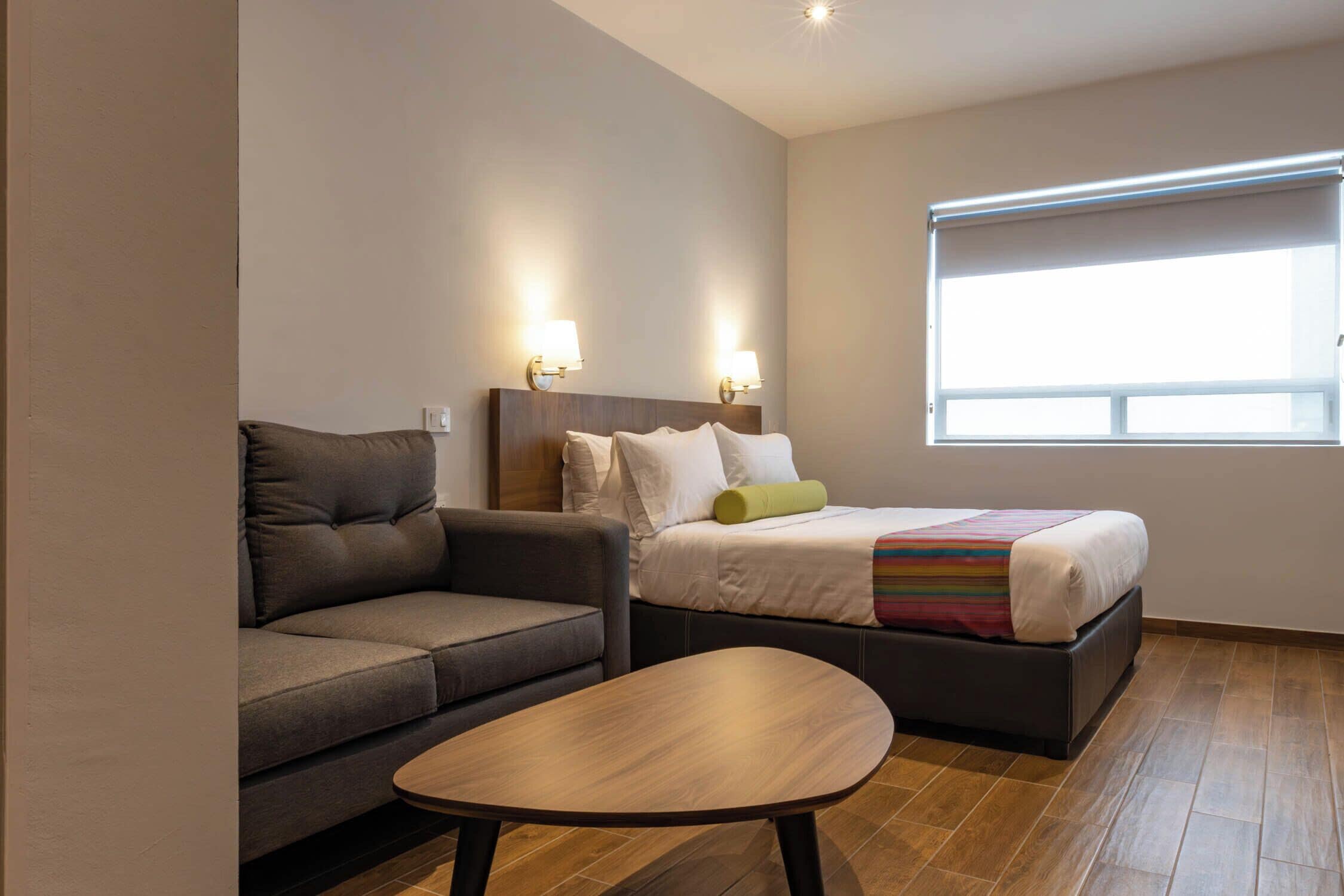 客房内保险箱、办公桌、遮光窗帘、熨斗/熨衣板