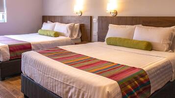 Family Studio Suite | 1 bilik tidur, peti besi dalam bilik, meja, langsir/tirai gelap terus