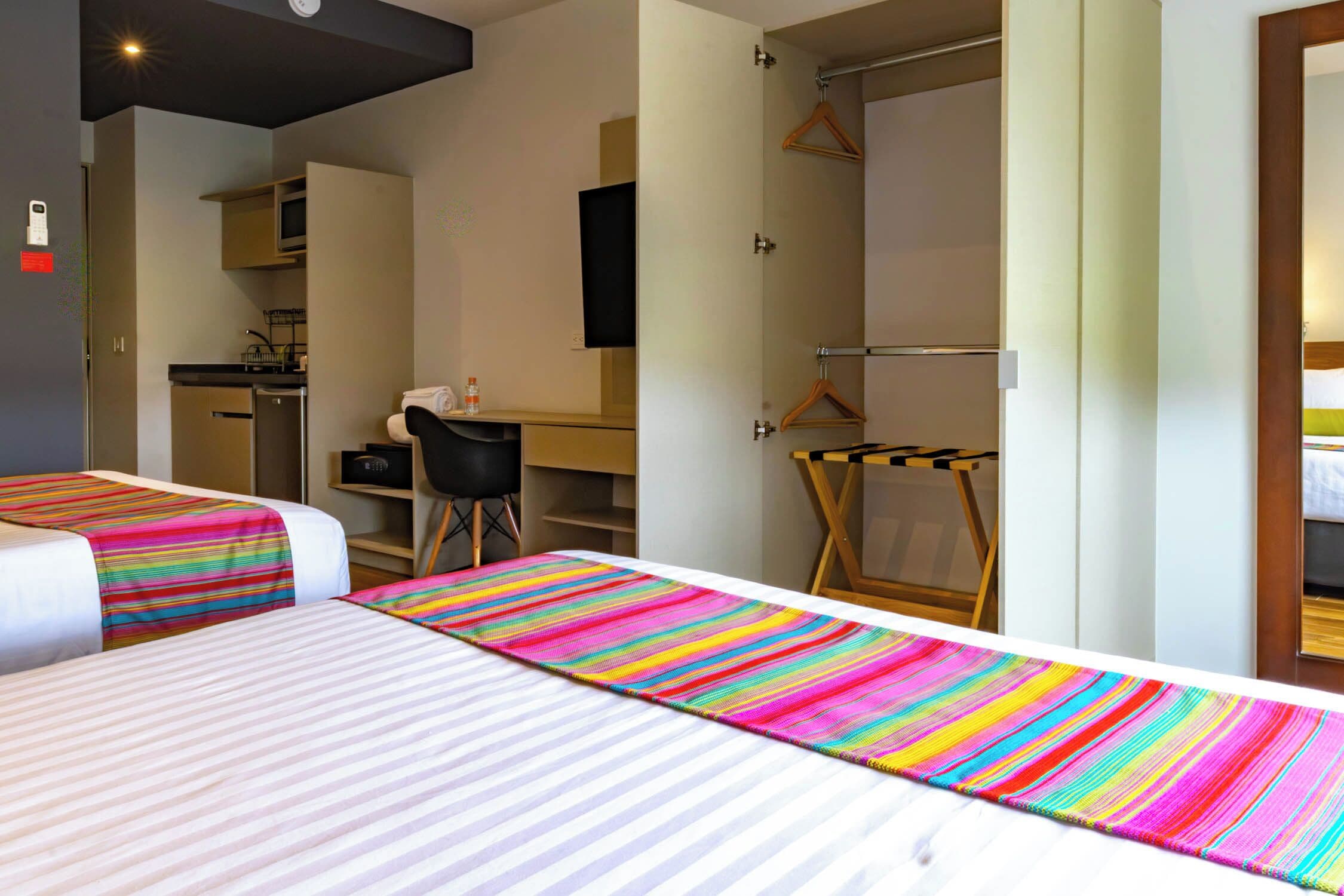 خزنة داخل الغرفة ومكتب وستائر تعتيم ومكواة/لوح كي