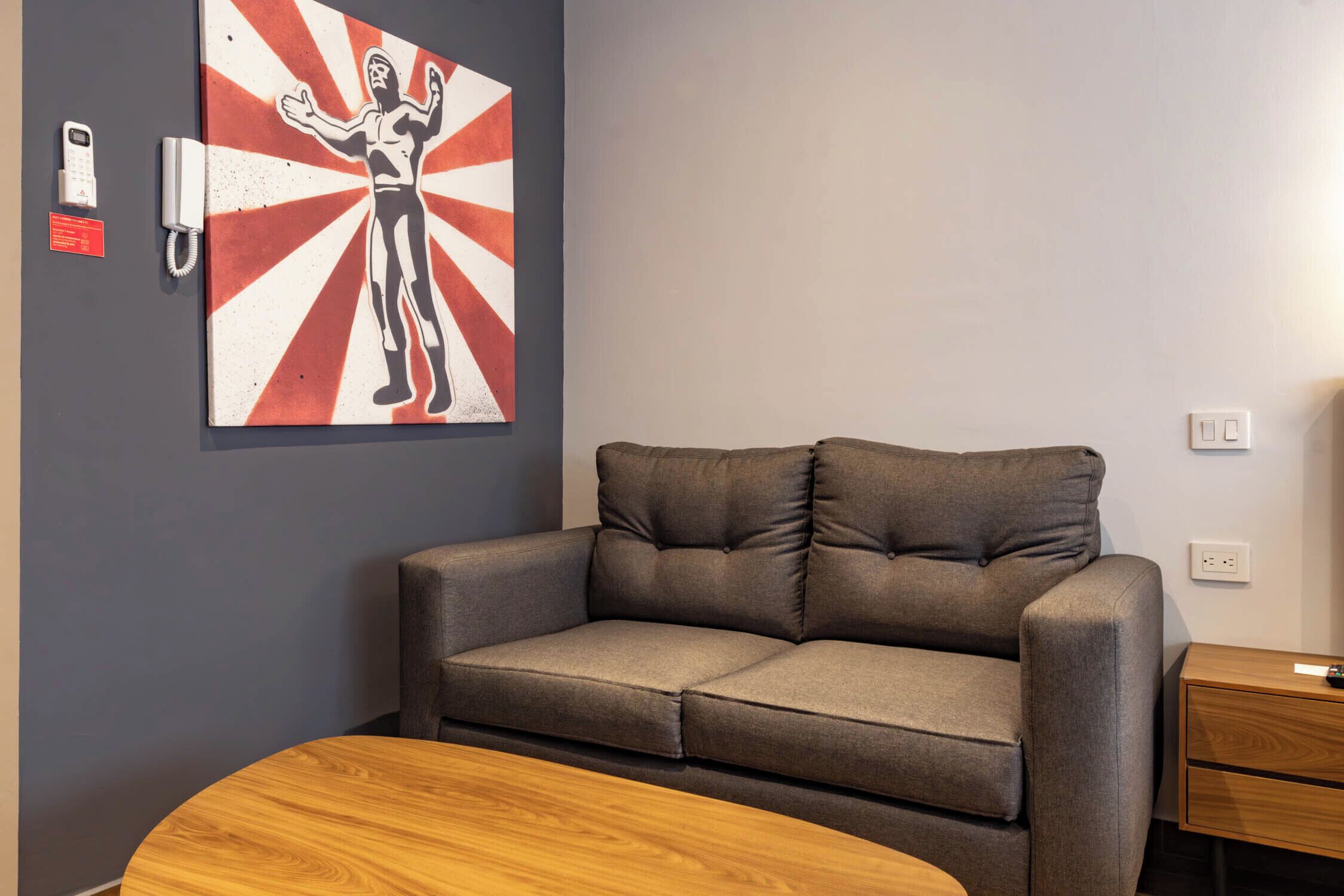 客房内保险箱、办公桌、遮光窗帘、熨斗/熨衣板