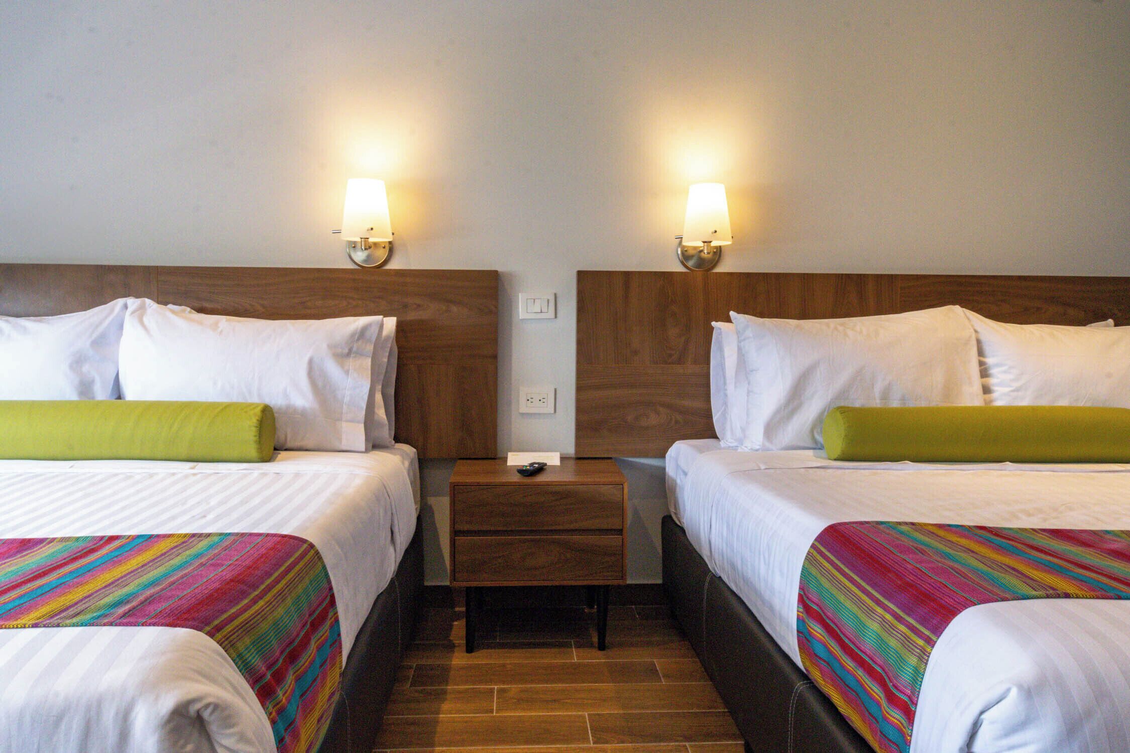 خزنة داخل الغرفة ومكتب وستائر تعتيم ومكواة/لوح كي