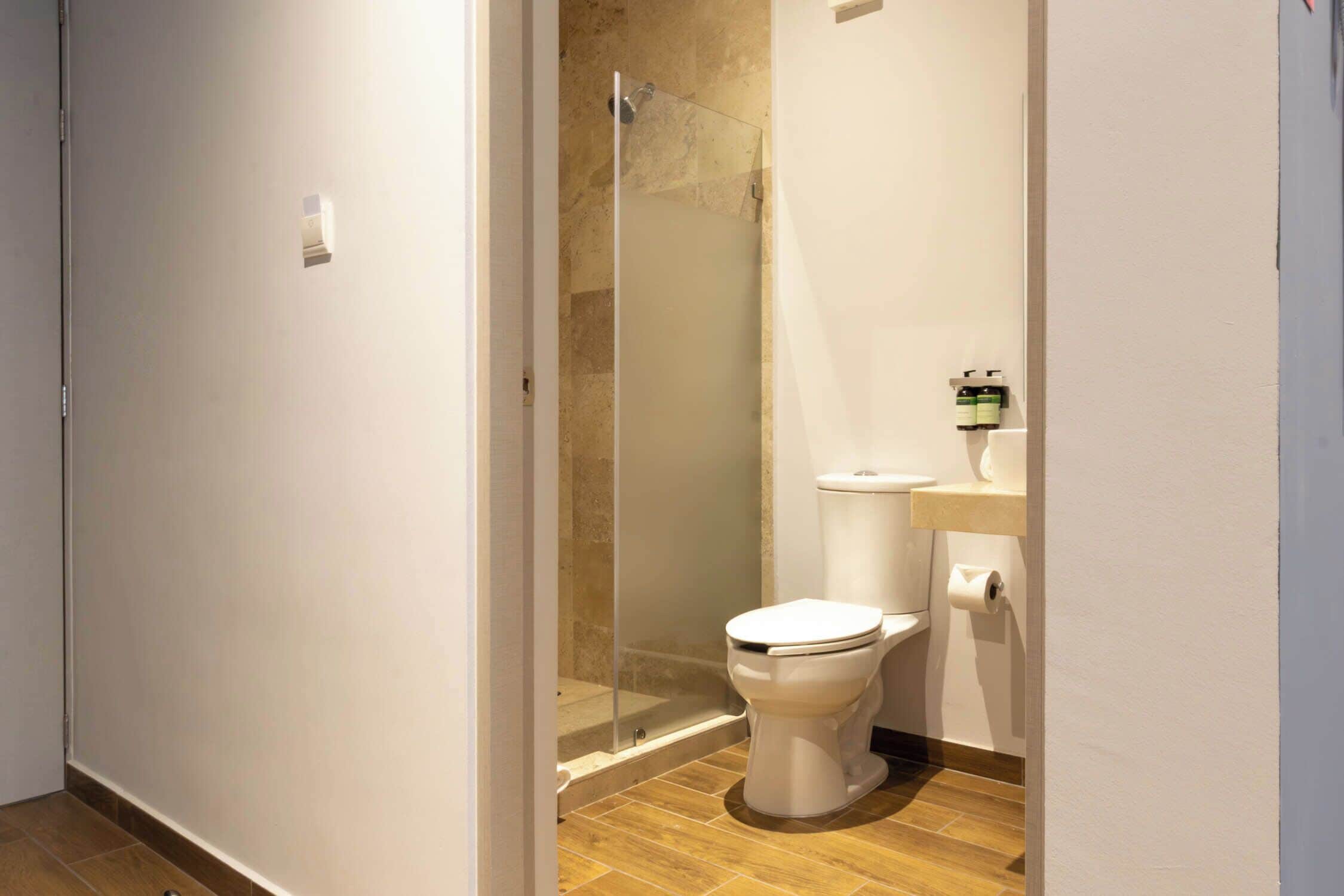 Douche, articles de toilette gratuits, sèche-cheveux