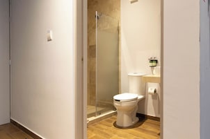Ducha, artĂculos de tocador gratuitos, secador de pelo, toallas