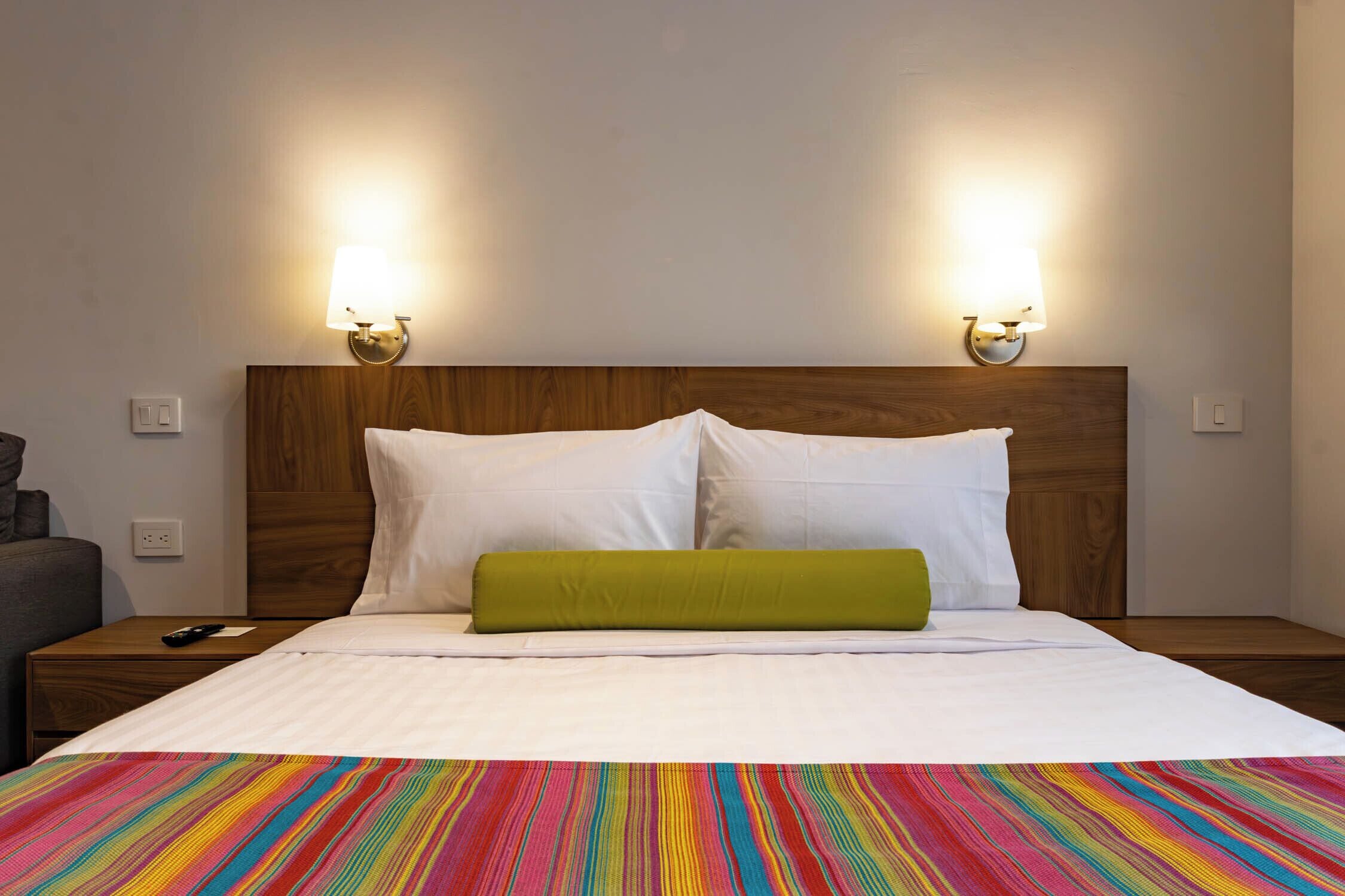 خزنة داخل الغرفة ومكتب وستائر تعتيم ومكواة/لوح كي