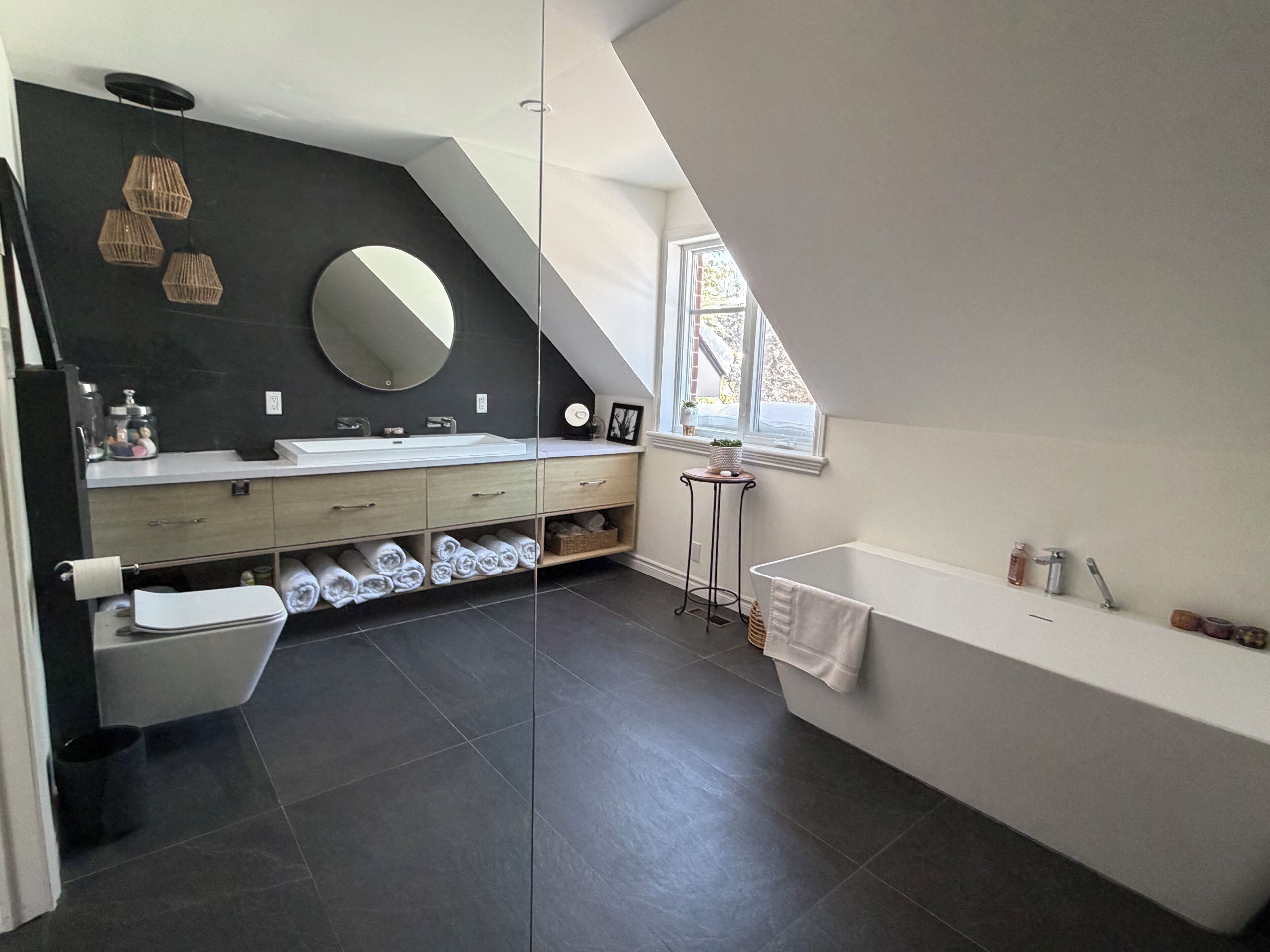 Douche, sèche-cheveux, serviettes fournies, savon