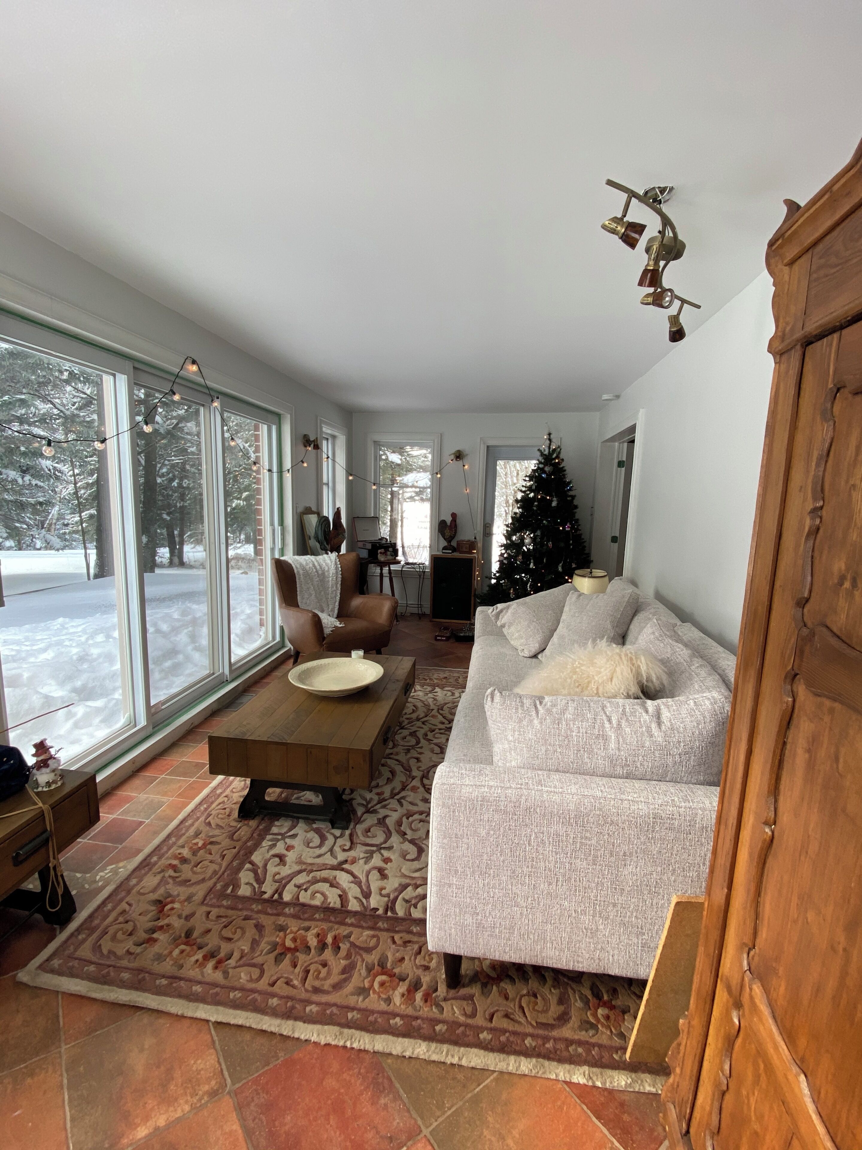 TV connectée, cheminée, jeux vidéo, lecteur de DVD