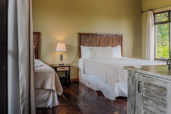 1 bedroom, desk, WiFi, bed sheets