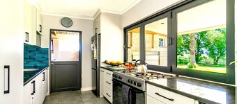 Saddle & Sunset Retreat -Charming Equestrian farmhouse in the countryside.