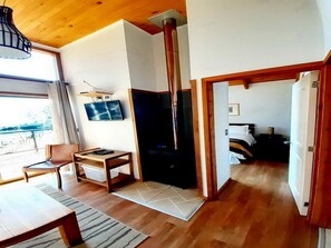 Huis, aan tuin (Araucaria) | Woonruimte | Een 32-inch flatscreentelevisie met kabelzenders en televisie