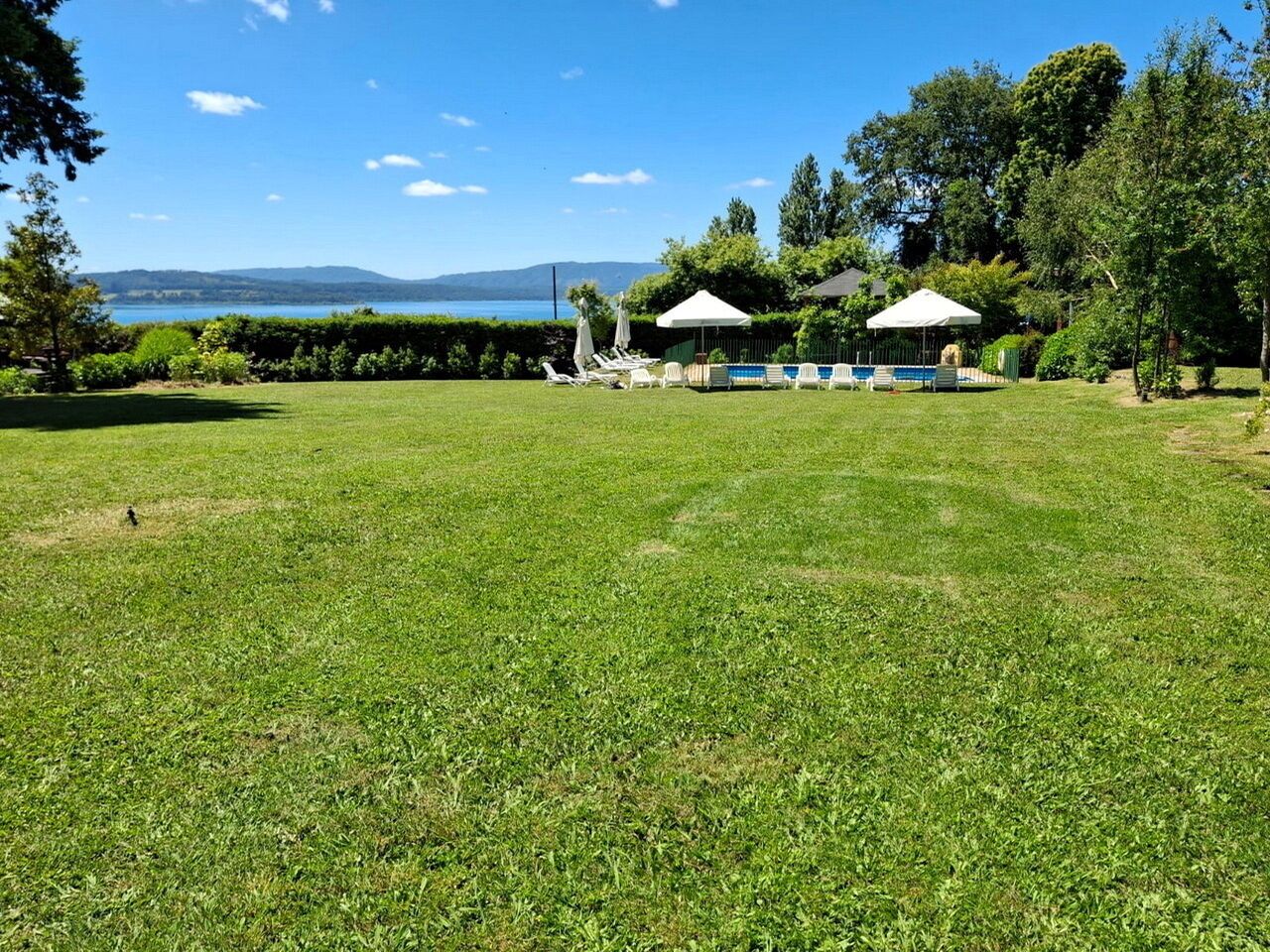Seasonal outdoor pool, free cabanas, pool umbrellas