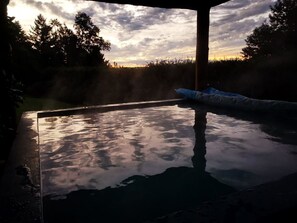 Een sauna, een bubbelbad, een stoombad, massagebehandelingen