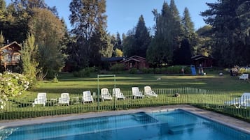 季節限定屋外プール、カバナ (無料)、プール パラソル