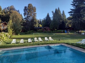 Een seizoensgebonden buitenzwembad en gratis zwembadcabana's