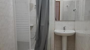 Asciugacapelli, bidet, asciugamani, sapone