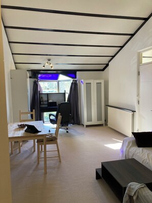 1 bedroom, desk, iron/ironing board, WiFi