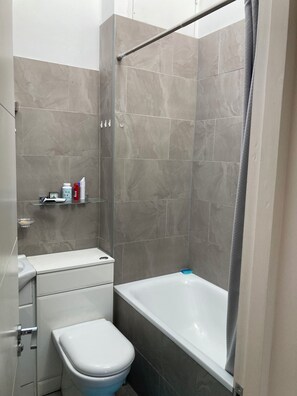 Haartrockner, Handtücher, Seife, Toilettenpapier