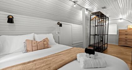 Cranberry Lake Hideaway ~ Cozy Cottage w/ Sauna, Outdoor Shower, Kayaks, Games