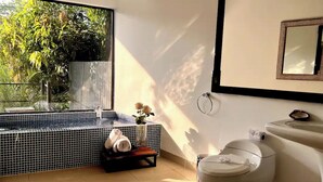 Une salle de bain avec une baignoire, des toilettes et un lavabo.
