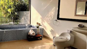 Luxury-Villa, Balkon, Gartenblick | 2 Schlafzimmer, kostenloses WLAN