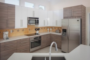 Geladeira, micro-ondas, fogão, cooktop