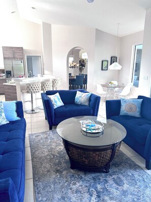 Téléviseur connecté, lecteur de DVD, livres, sélection de films