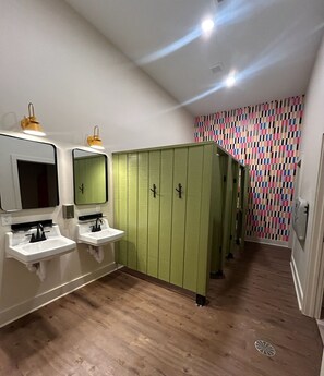 Toalhas de banho, papel higiênico