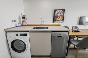 冷蔵庫、電子レンジ、オーブン、コンロ